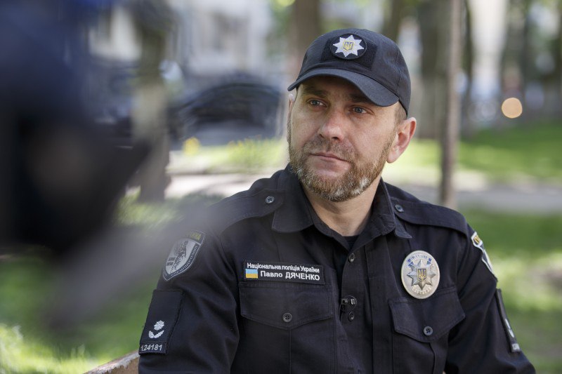 Поліцейський «Білий янгол» Павло Дяченко рятує людей з-під обстрілів