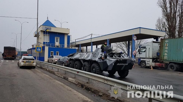 Полиция усилила блокпосты на въезде в Одессу легкой бронетехникой