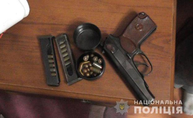 Полицейские изъяли у мариупольца пистолет Макарова и наркотики