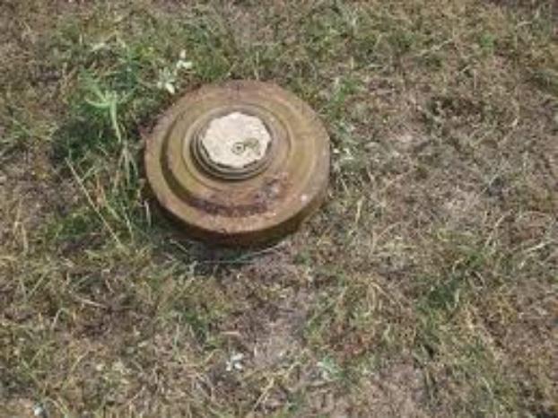 Возле жилого дома в селе под Мариуполем нашли противотанковую мину