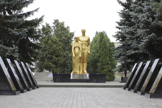 Фонд Бориса Колесникова отреставрировал два памятника ко Дню освобождения Донбасса 