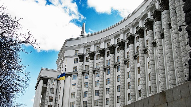 Зарплаты министров равны трем средним зарплатам по Украине 