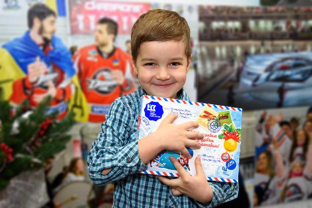 Борис Колесников – детям Донбасса: в День Николая 61 000 школьников получили сладкие подарки 