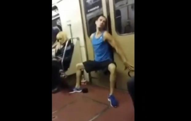 Мужчина исполнил зажигательный танец в метро Харькова