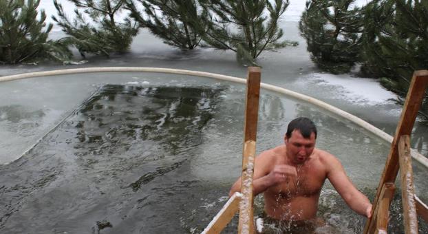 Крещение Господне: Жители Красноармейска ныряли в купель на Лысогорской плотине