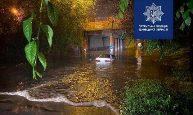 В Мариуполе затопило центральные дороги