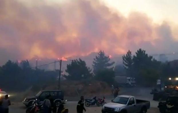 В Греции эвакуировали сотни туристов из-за сильных пожаров