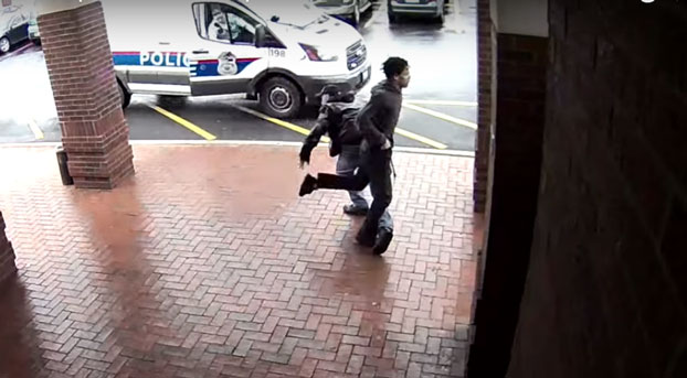 Пока ожидал внучку из библиотеки, помог полиции поймать преступника, подставив ему подножку