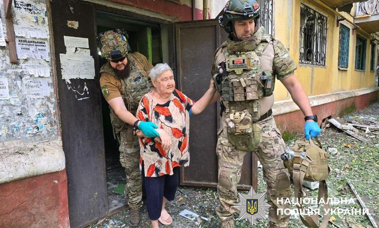 Атака дронов на Краматорск: полиция помогла пострадавшей женщине