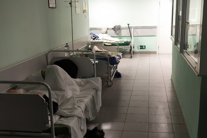 Коронавирус в Константиновке: Врачи работают на износ, а койки для больных уже выносят в коридоры