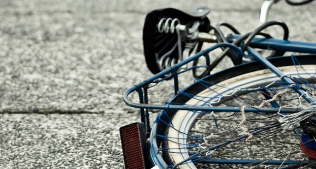В Славянском районе автомобиль сбил двух велосипедистов – мать и сына