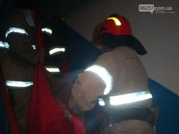 Спасатели Новогродовки вывели из зоны возгорания двух человек