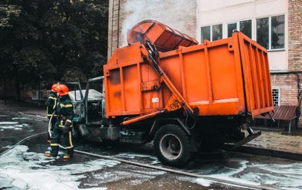 ЧП в Киеве: в районе КПИ загорелся мусоровоз  