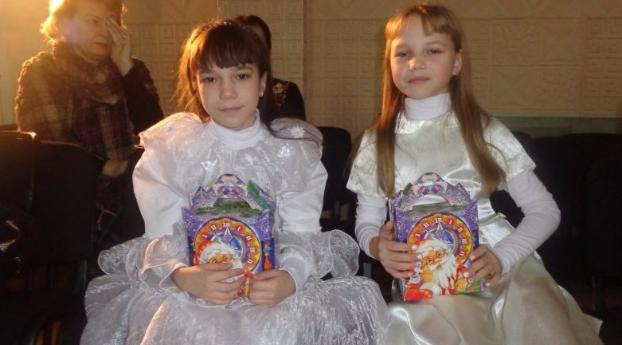 Красноармейск организовал новогодний праздник для детей-сирот