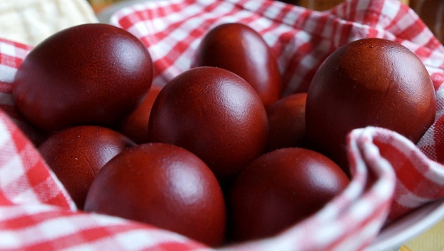 Как покрасить яйца к Пасхе без вреда для здоровья 