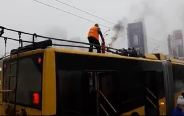 В Киеве водитель тушил снегом загоревшийся троллейбус