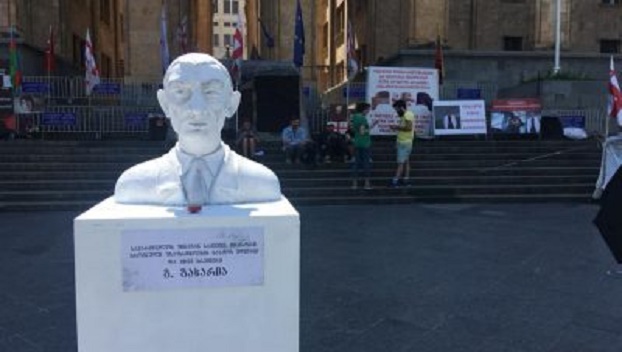 В Тбилиси установлен бюст руководителя МВД 