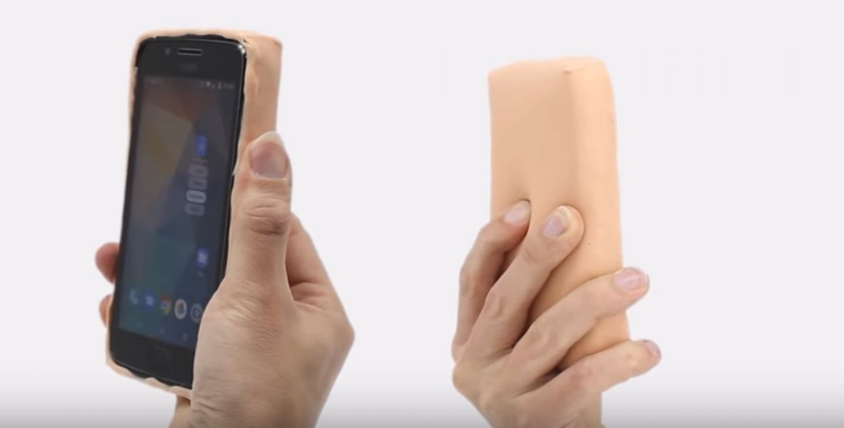 Жуткий чехол для телефона из искусственной человеческой кожи  создали ученые