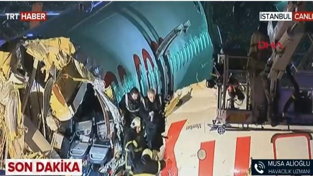 В Турции самолет развалился при посадке: пострадали 120 человек