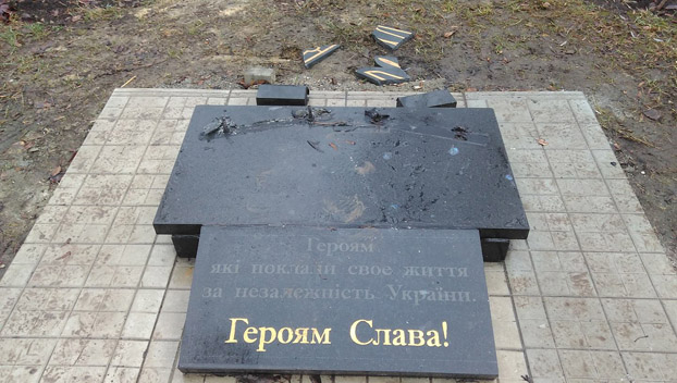 В Константиновке вновь разрушили памятник участникам АТО