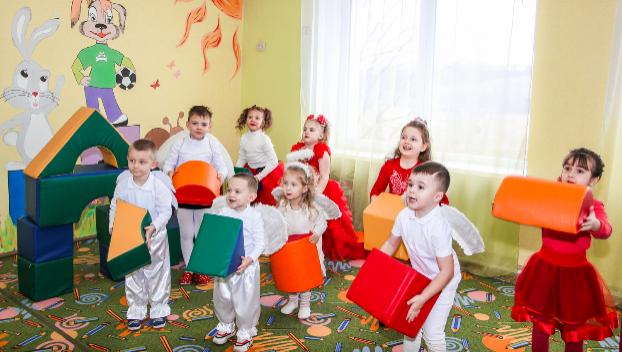 В День доброты Фонд Бориса Колесникова передал детсаду поселка Заря игрушки и мягкий уголок