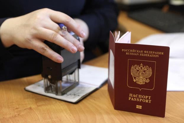 Путин подписал закон о бесплатных паспортах РФ для жителей Донбасса