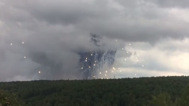 В России эвакуируют людей из-за взрывов на складе боеприпасов 