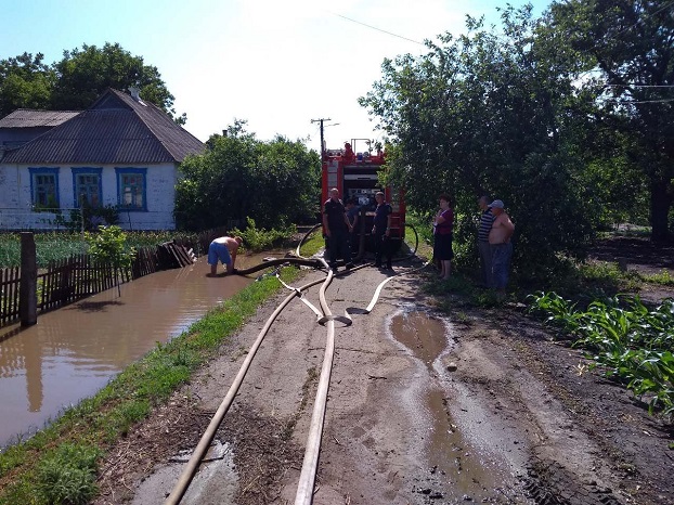 В Волновахском районе сильный дождь залил целый поселок