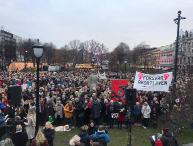 В Норвегии тысячи людей вышли на улицу, протестуя против ограничений на аборты