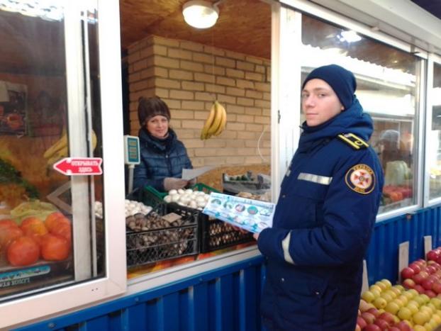 Спасатели организовали профилактический рейд на рынке в Курахово
