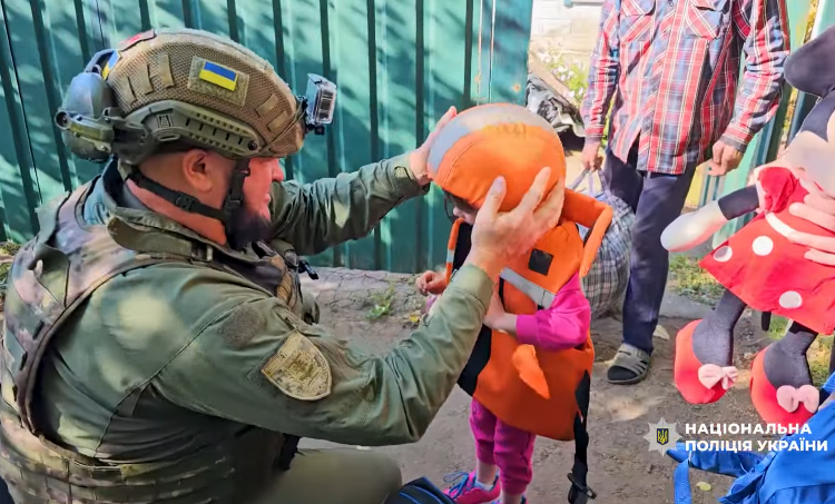 Полицейские эвакуировали из Константиновки семью с 5-летней девочкой