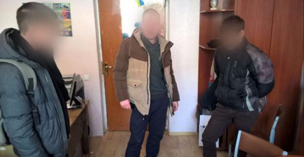 Срок грозит за телефон: В Славянске птушники ограбили местного жителя