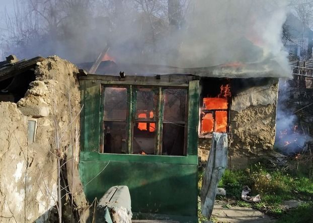 В Мариуполе во время пожара в частном доме спасен мужчина