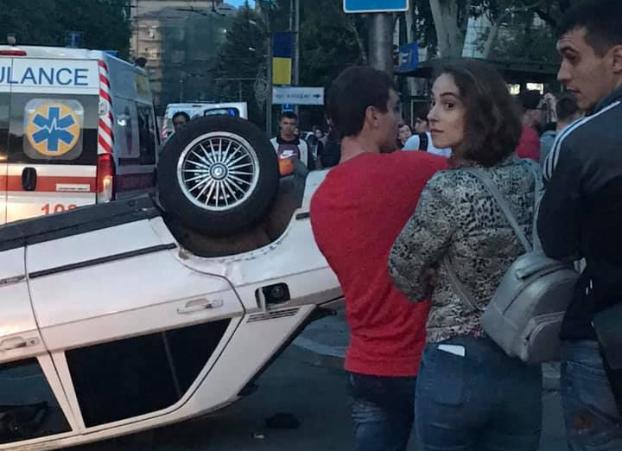 В нескольких метрах от остановки в центре Мариуполя перевернулся автомобиль (ФОТО)