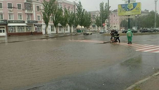 В Краматорске дождь затопил Привокзальную площадь