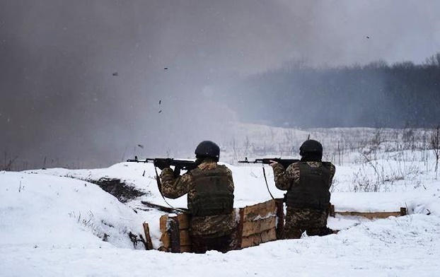 На Донбассе снова стреляют — версии сторон