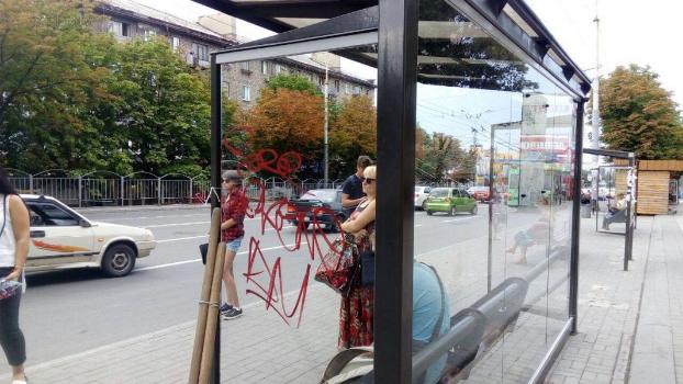 Новые стеклянные остановки Мариуполя стали объектом внимания хулиганов