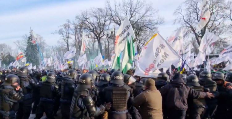 Стычки между протестующими и полицейскими в Киеве: есть пострадавшие