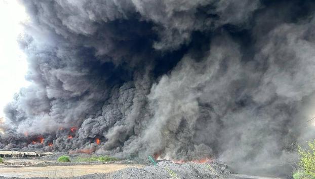 В Авдеевке горели склады со смолой коксохимического завода. Фото