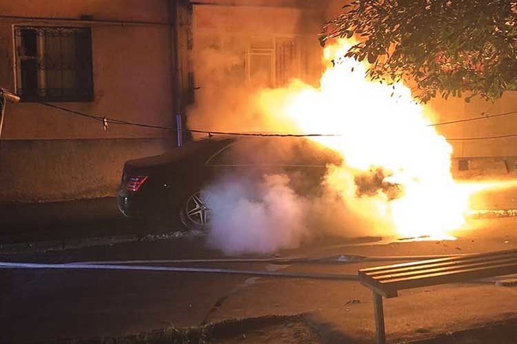 В Краматорске загорелось авто: трое пострадавших