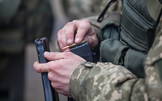На Донбассе противник восемь раз открывал огонь — есть раненый