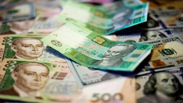 НБУ: Официальный курс гривни снижен до 27,01 за доллар