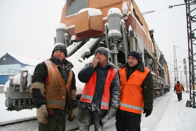 «Укрзализныця»: Более тысячи железнодорожников убирали снег на железнодорожных путях
