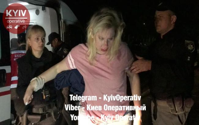 Ползала по траве в пьяной истерике: неадекватная женщина устроила ДТП в Киеве