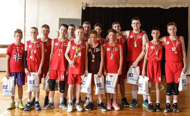 Фонд Бориса Колесникова поздравил победителей баскетбольного турнира