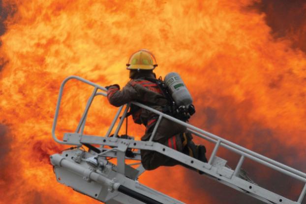 Во время тушения пожара в Славянске спасли двух человек
