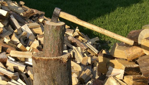 Кабмин увеличил размер субсидии для населения на покупку дров