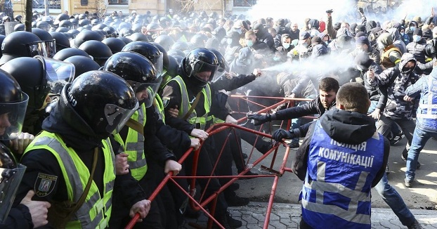 Более 20 полицейских пострадали в ходе стычек с активистами «Нацкорпуса» в Черкассах