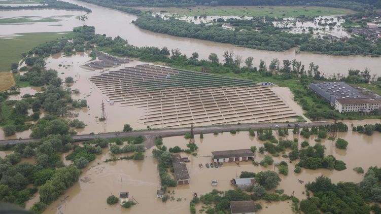 Разрушительное наводнение на западе Украины. Видео