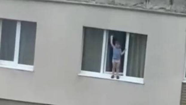 В Мариуполе 4-летний ребенок ходил по подоконнику на 9-м этаже